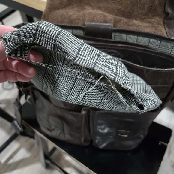 Aunts And Uncles Leather Crossbody Bag Very Good Condition - Picture 7 of 9